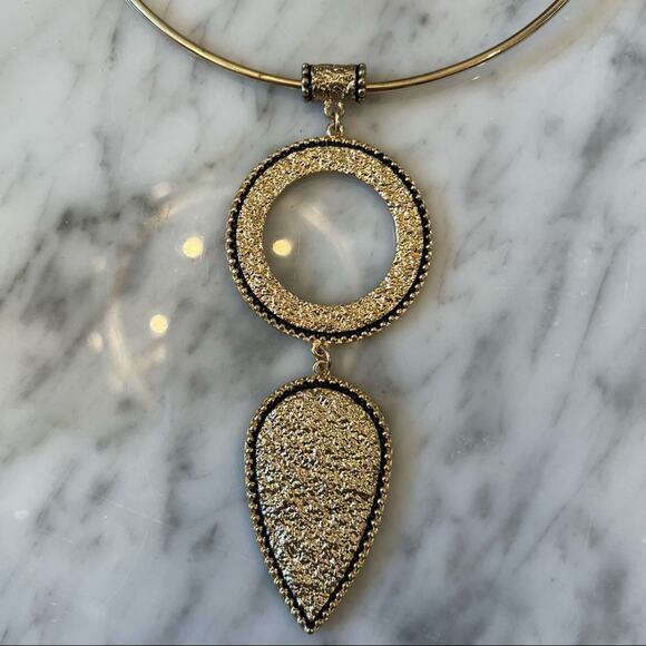 Goldtone Hammered Matching Statement Choker Necklace and Earrings Set Black Gold - Picture 2 of 4